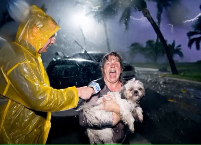Imagem feita por IA que mostra uma mulher, com um cachorro na mão, gritando e sendo entrevistada por um repórter