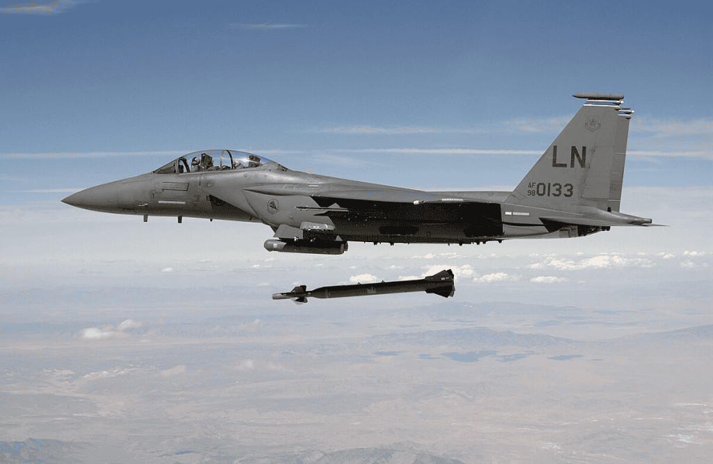 avião soltando a bomba anti-bunker GBU-28