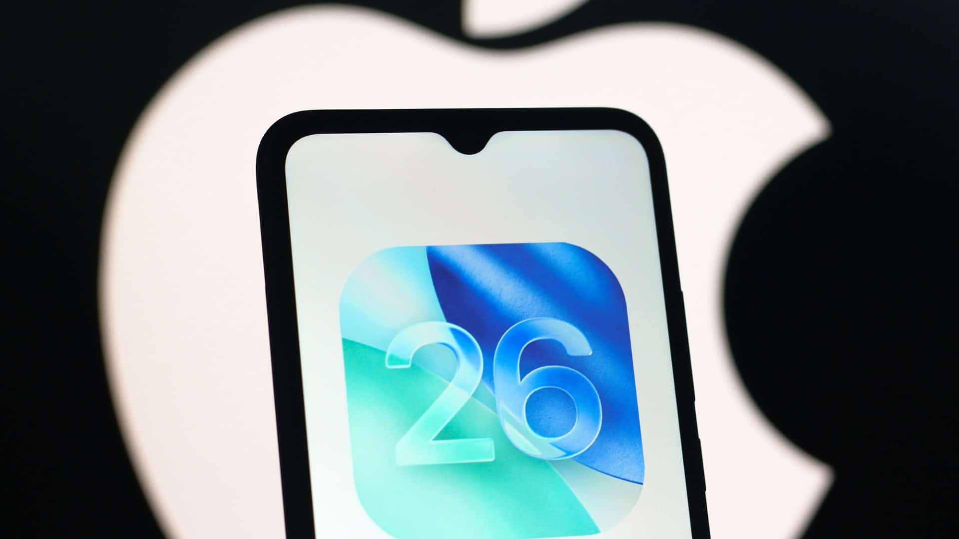 Logo do iOS 26 em um iPhone