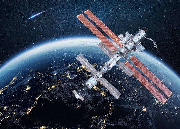 ISS vista do Espaço, com a Terra ao fundo