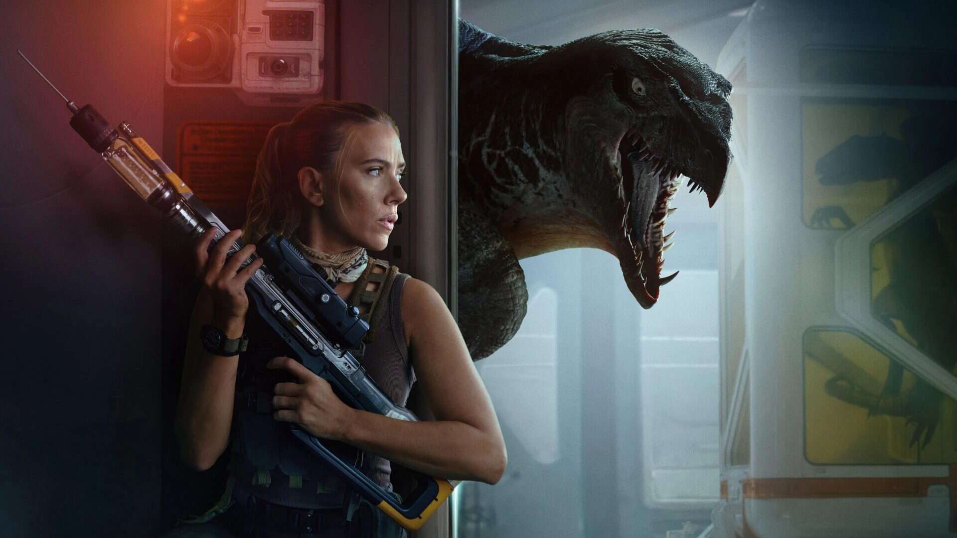 mulher loira com uma arma se escondendo em uma parede com um dinossauro no fundo