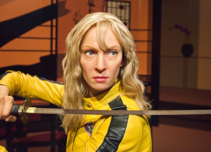 Estátua de cera de Uma Thurman segurando uma espada
