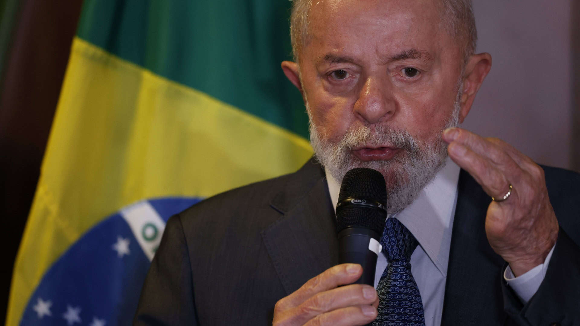 Presidente Lula falando em um microfone