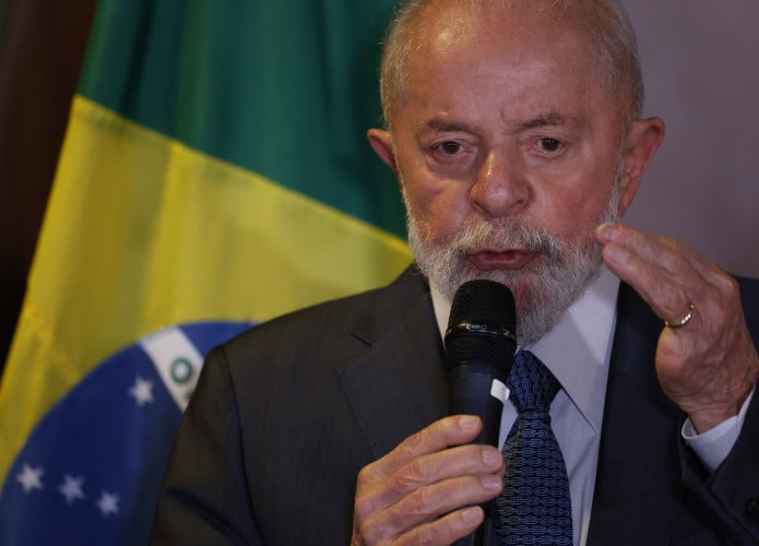 Presidente Lula falando em um microfone