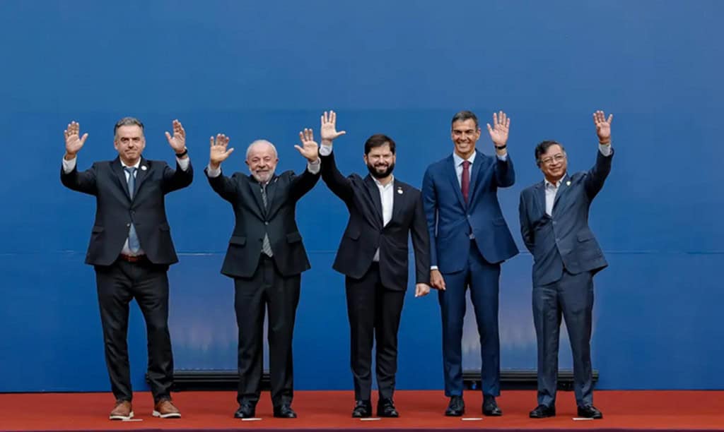 presidente Lula e outros líderes internacionais durante evento democracia sempre, no chile