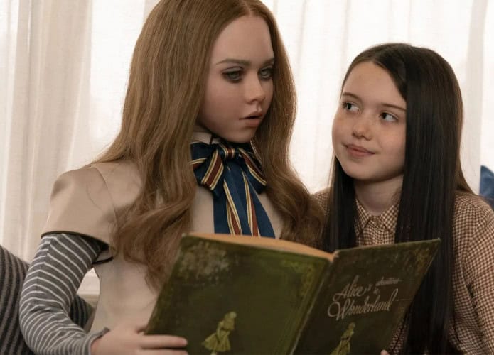 Boneca megan e uma adolescente de cabelos compridos juntos lendo um livro