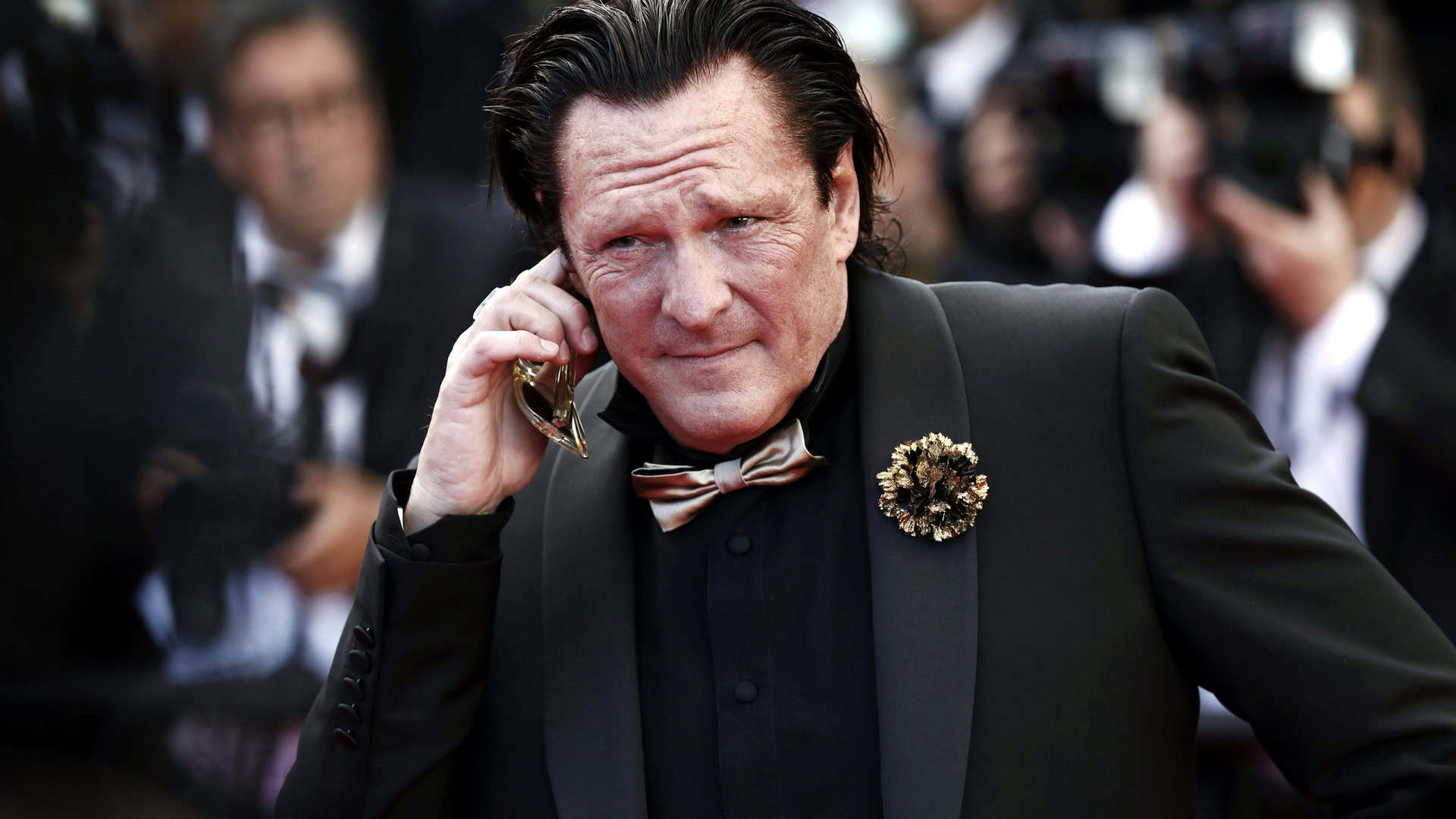Michael Madsen ao celular