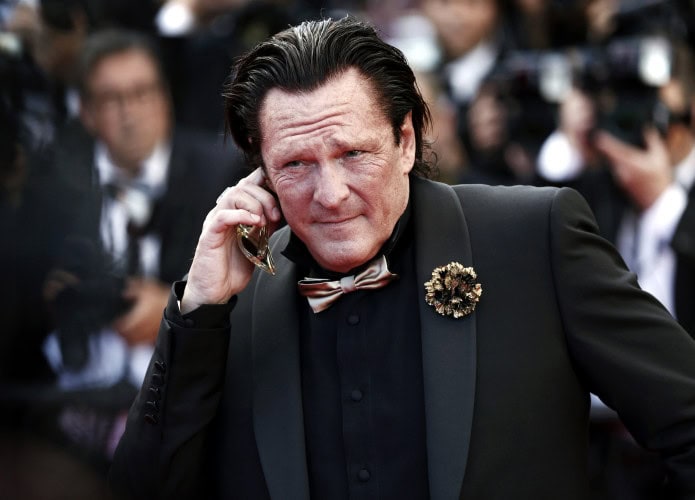 Michael Madsen ao celular