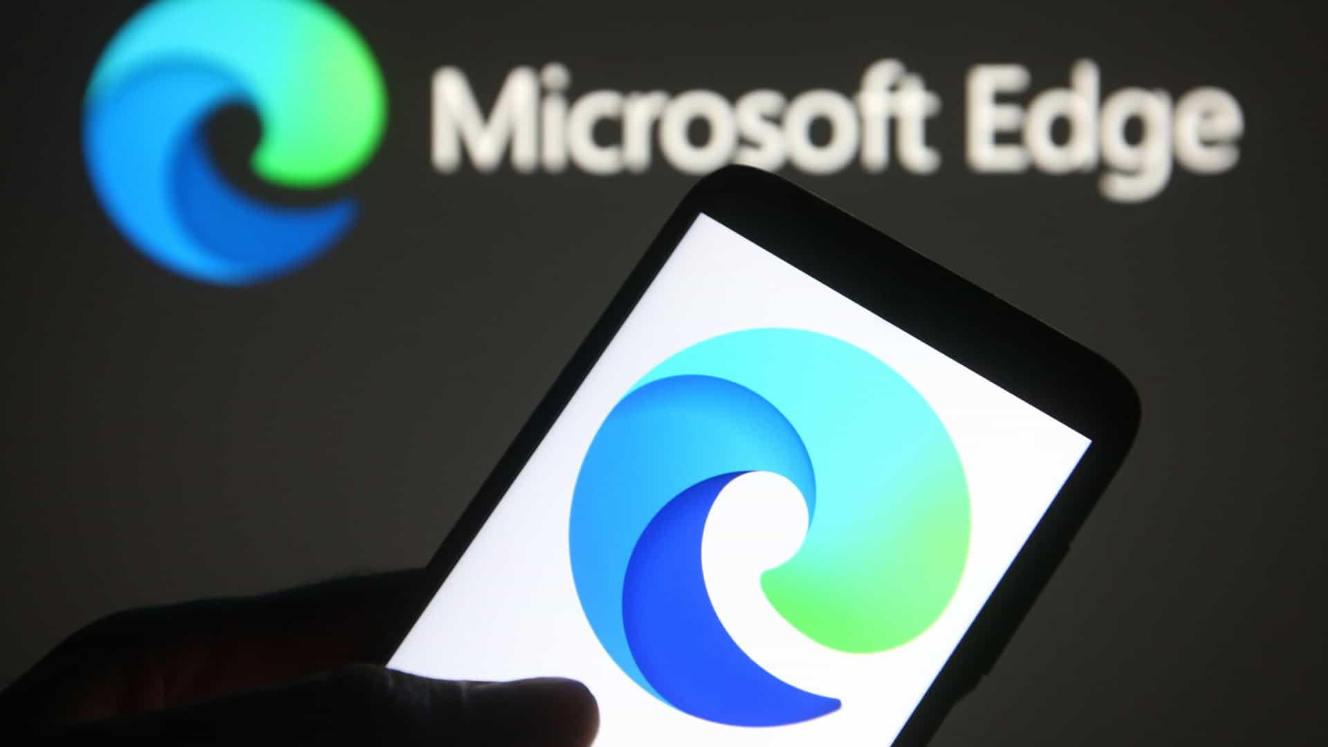 Logo do Microsoft Edge ao fundo, desfocado, e, à frente, o logo em um smartphone
