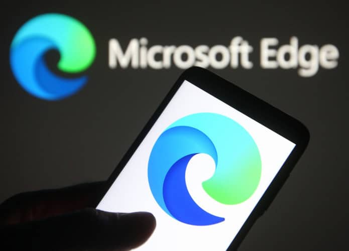 Logo do Microsoft Edge ao fundo, desfocado, e, à frente, o logo em um smartphone