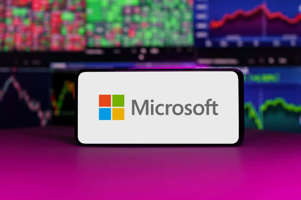Logo da Microsoft com resultados financeiros ao fundo