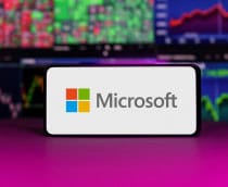 Logo da Microsoft com resultados financeiros ao fundo