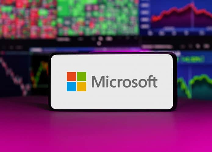 Logo da Microsoft com resultados financeiros ao fundo