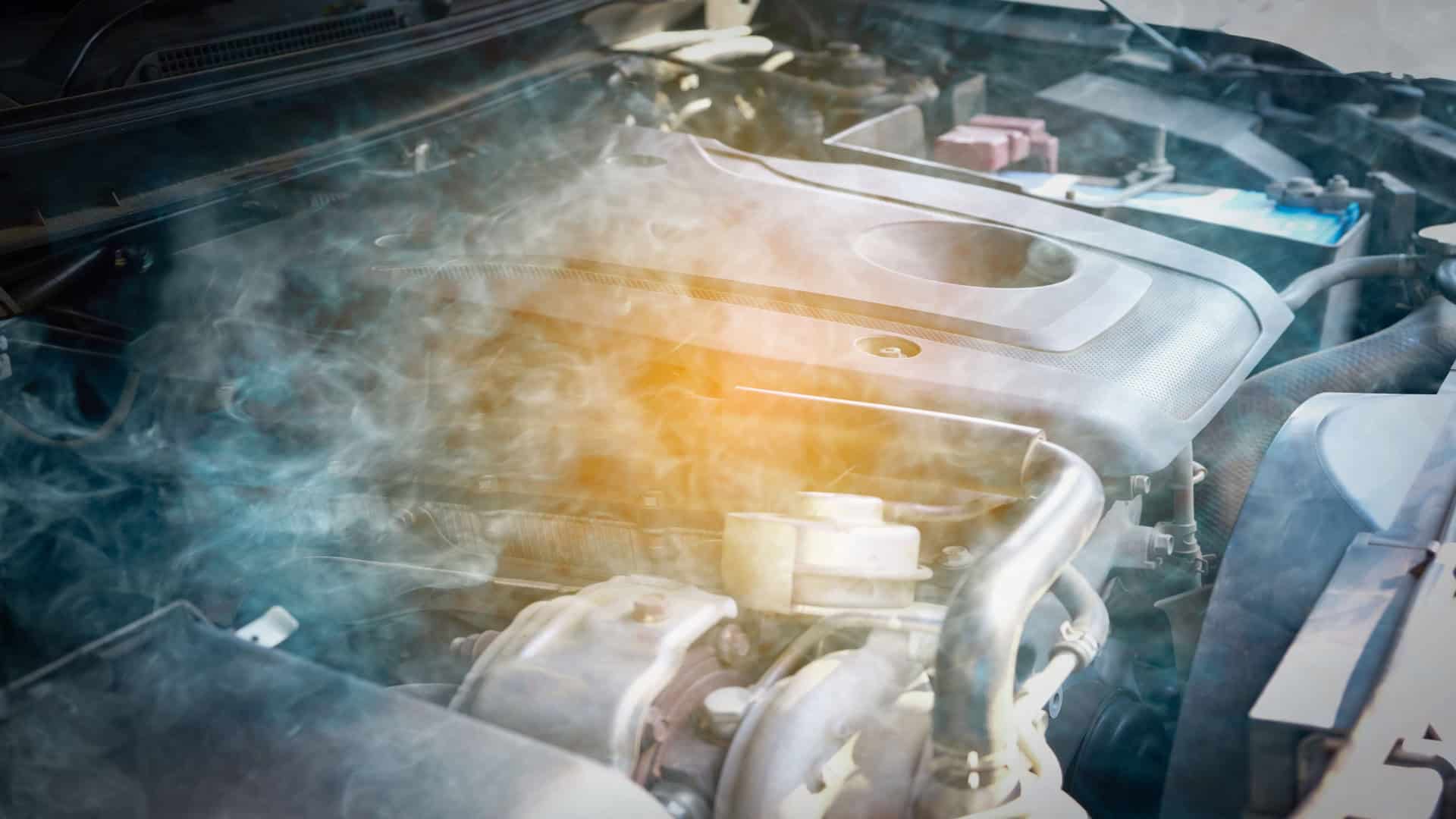Imagem mostra motor de carro com problemas. O motor está superaquecendo e há fumaça causando danos ao motor.