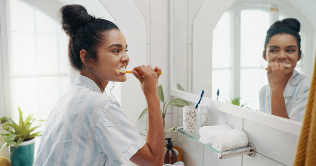 Mulher escovando os dentes