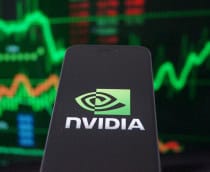 Logo da Nvidia em um smartphone com gráficos financeiros como plano de fundo desfocado