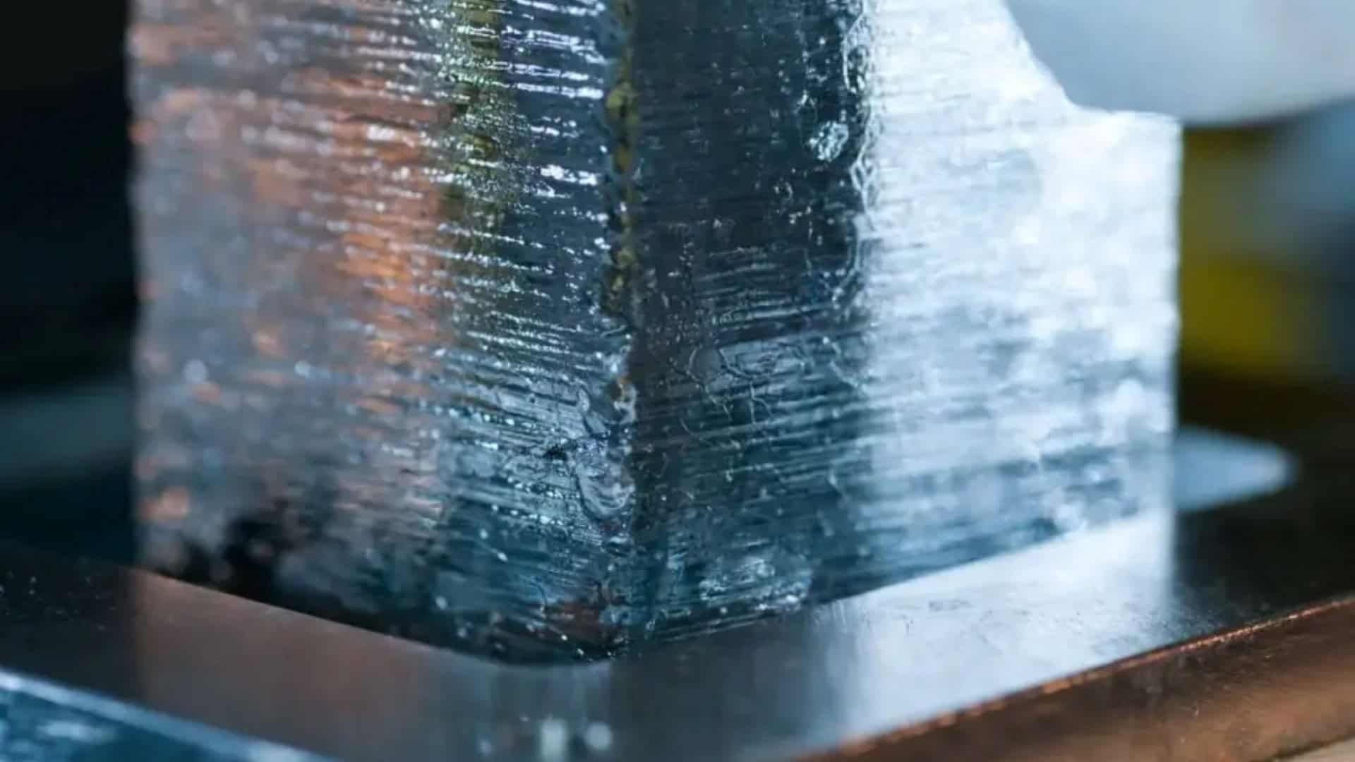 Camadas no cilindro de gelo guardam a história climática e ambiental da Europa.