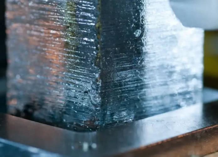 Camadas no cilindro de gelo guardam a história climática e ambiental da Europa.
