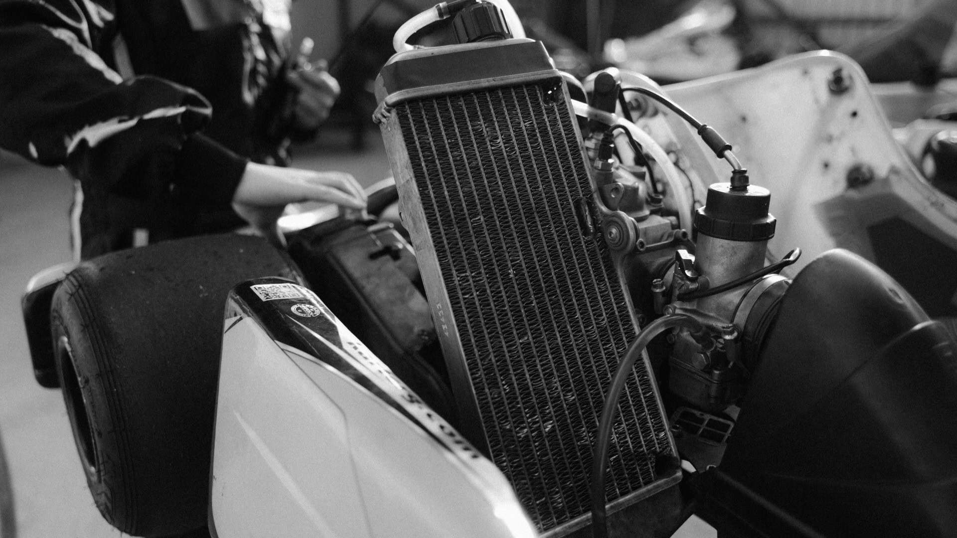 foto preto e branco mostrando em detalhe o radiador de um kart