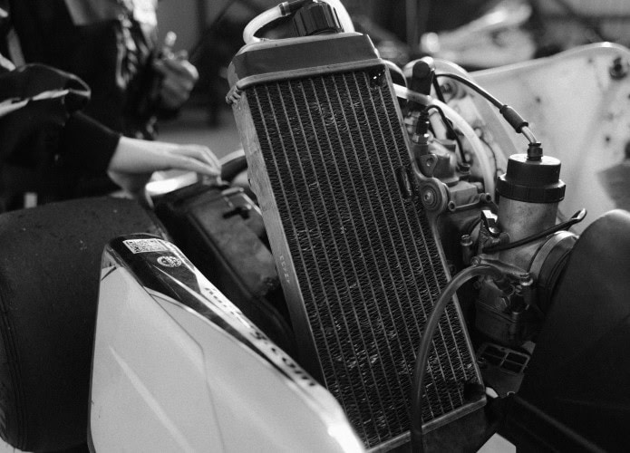 foto preto e branco mostrando em detalhe o radiador de um kart