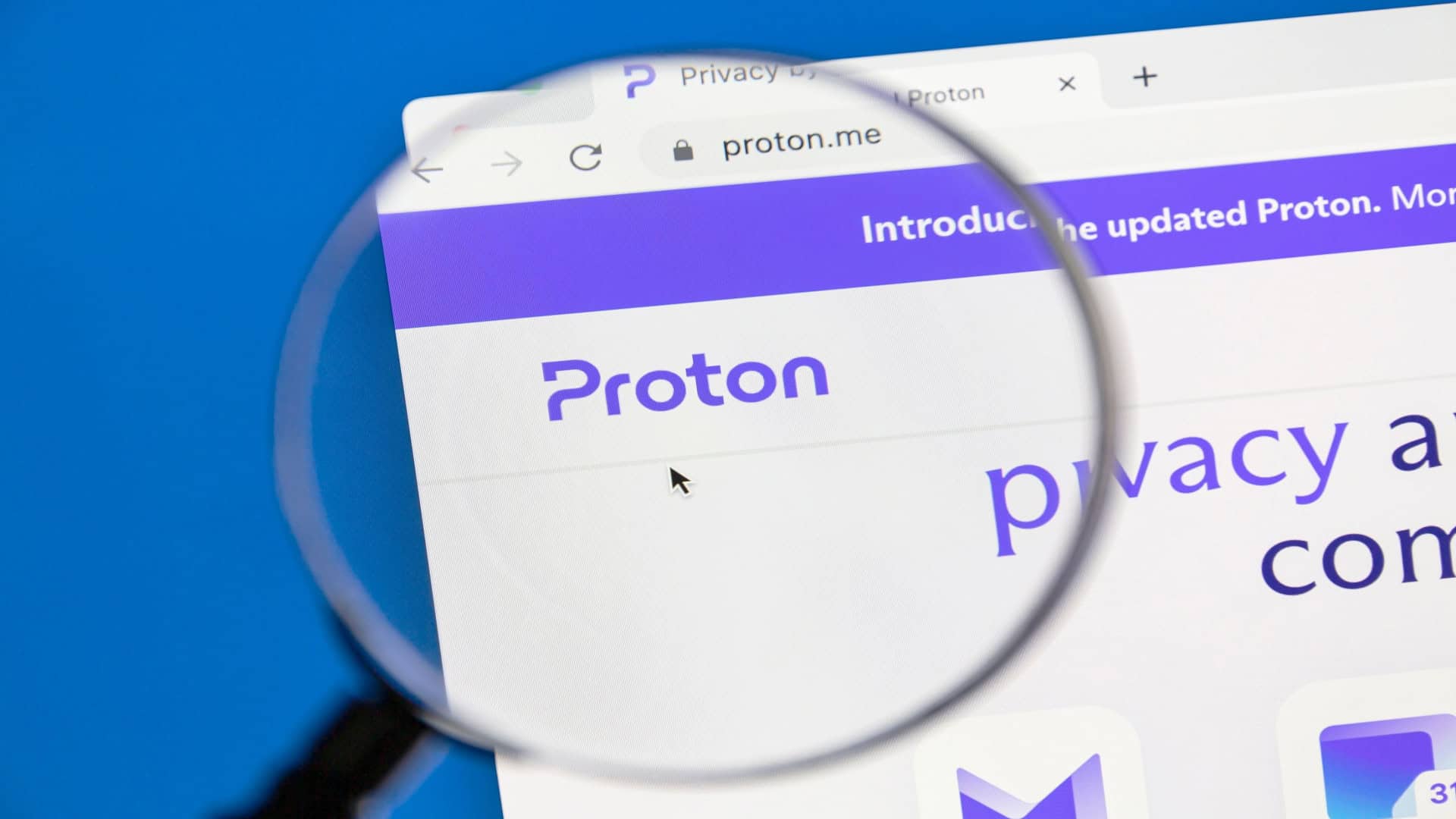 Imagem ilustrativa do site Proton Mail, ProtonMail, um e-mail criptografado visto com uma lupa
