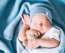 Menino recém-nascido dormindo