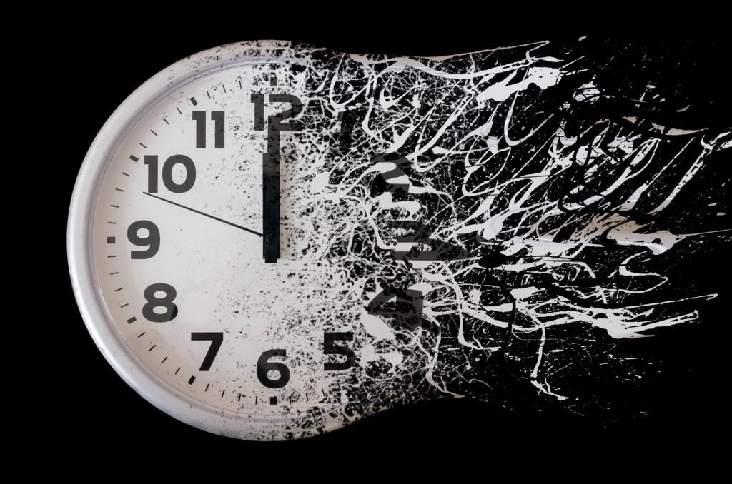 Relógio se desfazendo ilustra o conceito de tempo passageiro