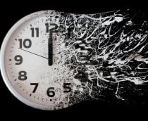 Relógio se desfazendo ilustra o conceito de tempo passageiro