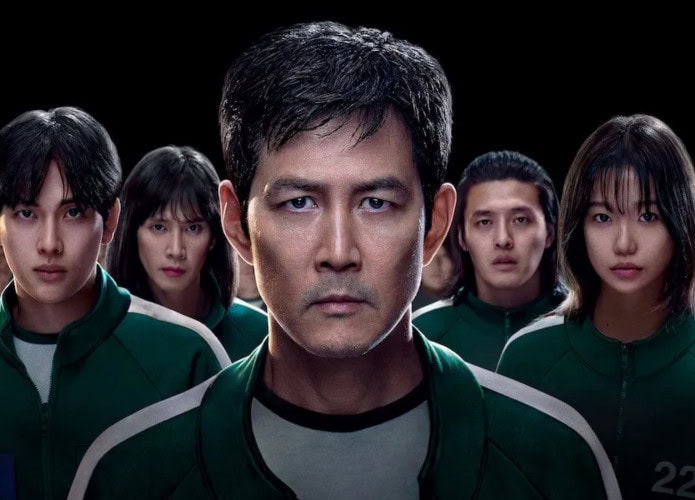 personagens coreanos em um fundo preto com roupa verde