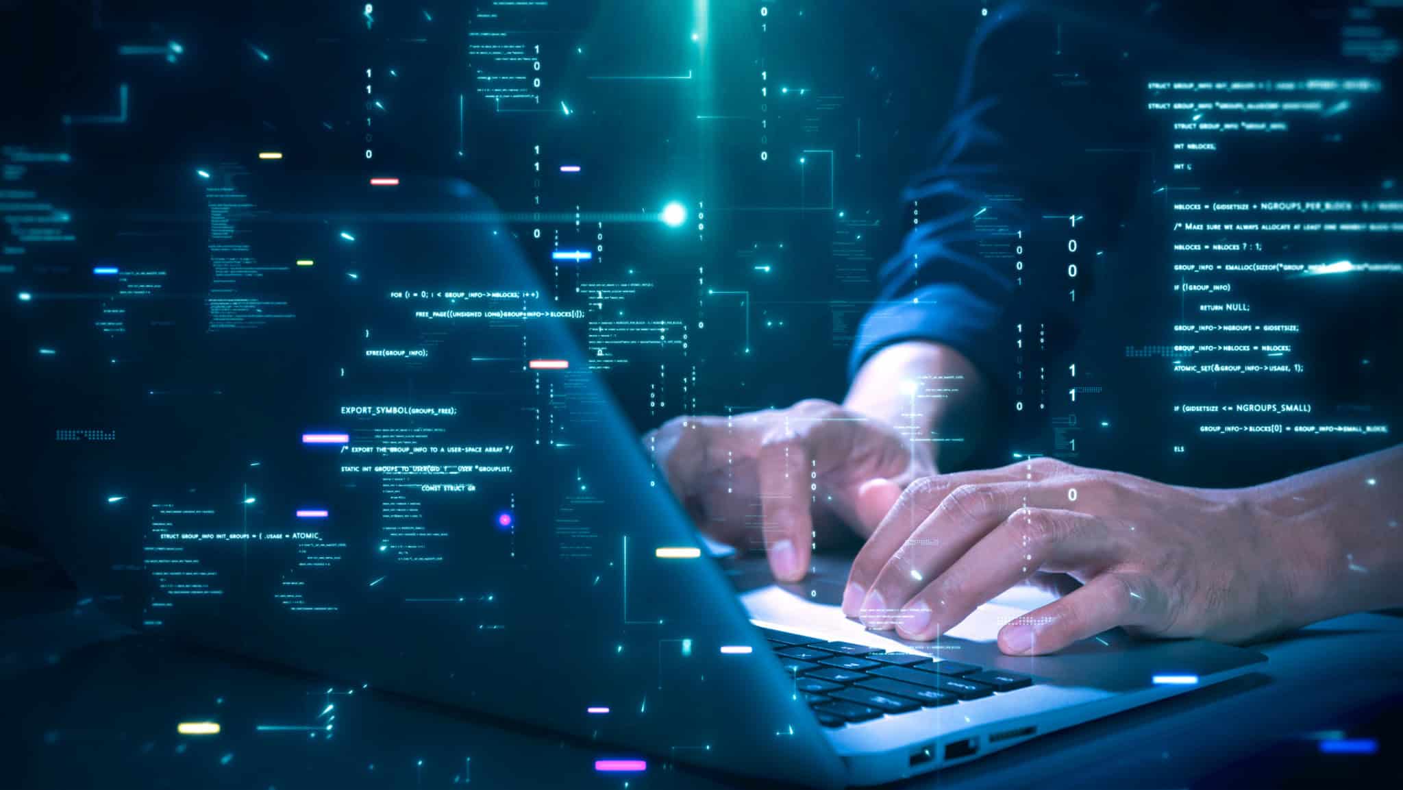 Close-up de mãos digitando em um laptop com código de programação brilhante e gráficos binários, simbolizando codificação de tecnologia de segurança cibernética ou desenvolvimento de software.
