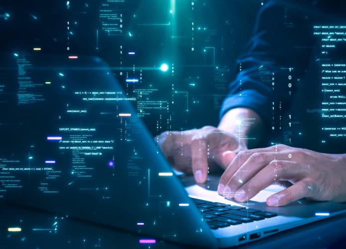 Close-up de mãos digitando em um laptop com código de programação brilhante e gráficos binários, simbolizando codificação de tecnologia de segurança cibernética ou desenvolvimento de software.