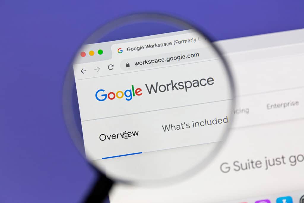 Lupa apontando para logo do Google Workspace