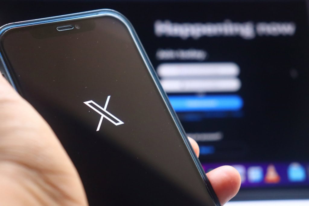 Logo do X em um smartphone