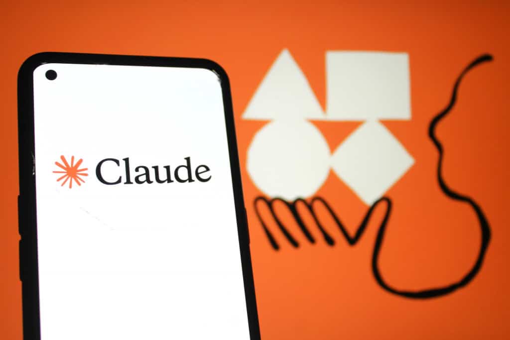 Logo do Claude em um smartphone