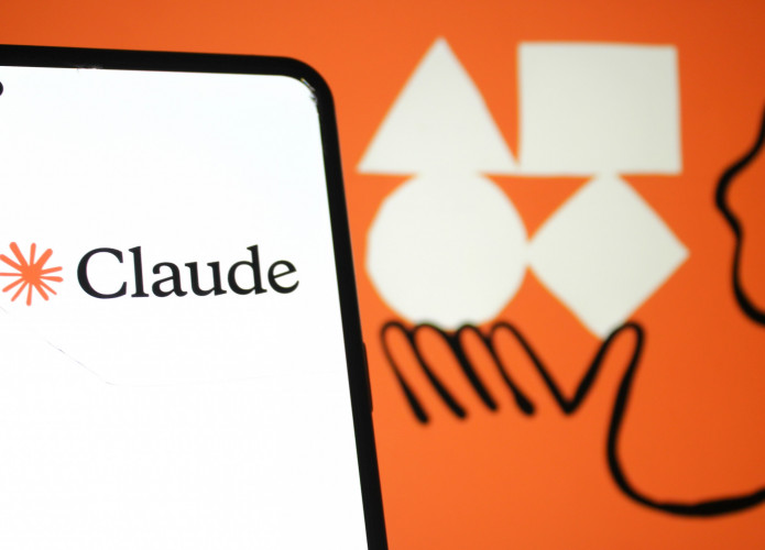 Logo do Claude em um smartphone
