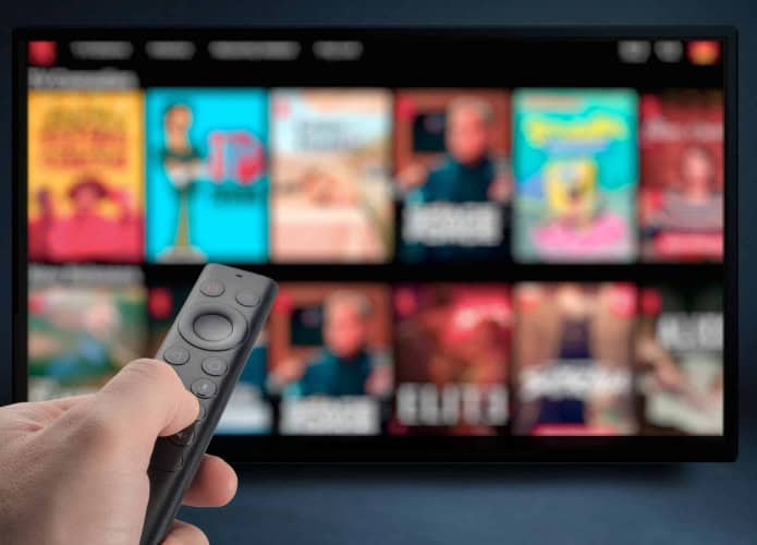 Pessoa apontando controle remoto para smart TV