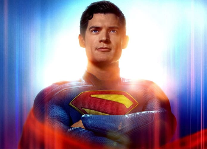 superman de braço cruzado