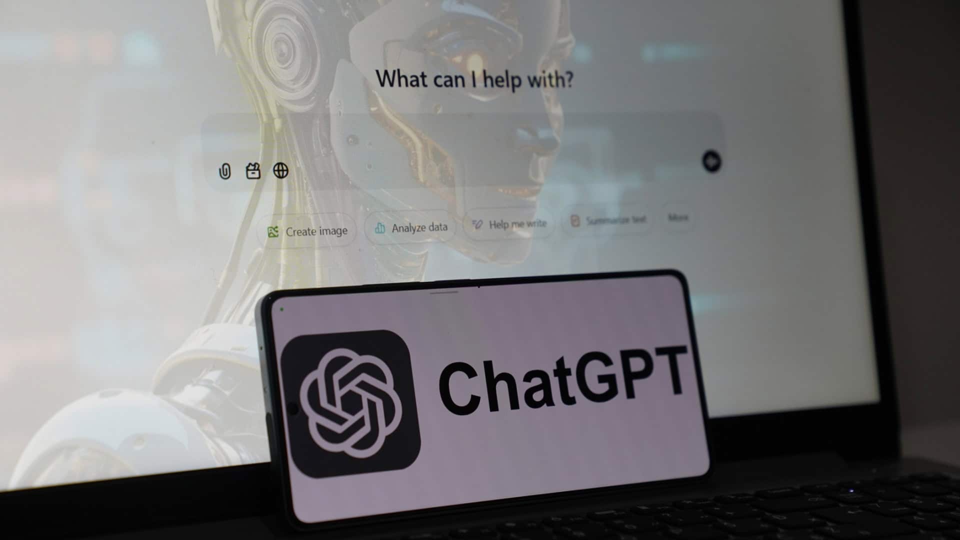 Logo da OpenAI ao lado do ChatGPT em um smartphone