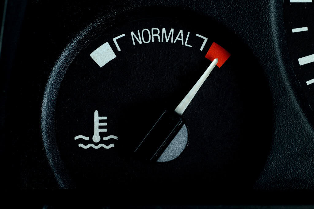 Imagem mostra indicador de temperatura do líquido de arrefecimento no painel do carro, superaquecimento do líquido de arrefecimento. Indicador de superaquecimento da temperatura do motor do carro, um dos motivos pelos quais o motor pode estar esquentando demais
