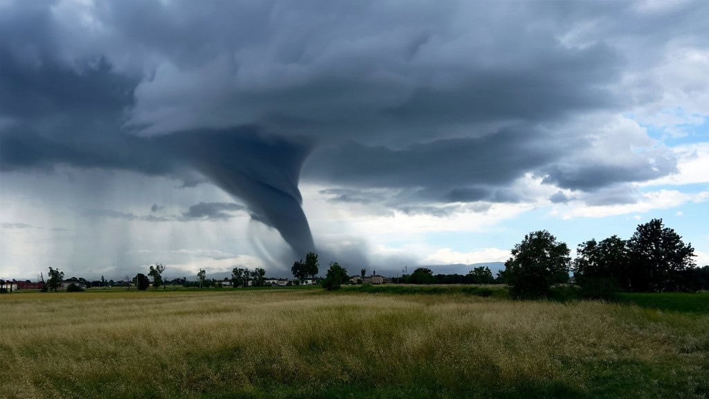 Tornado se formando sobre terras agrícolas
