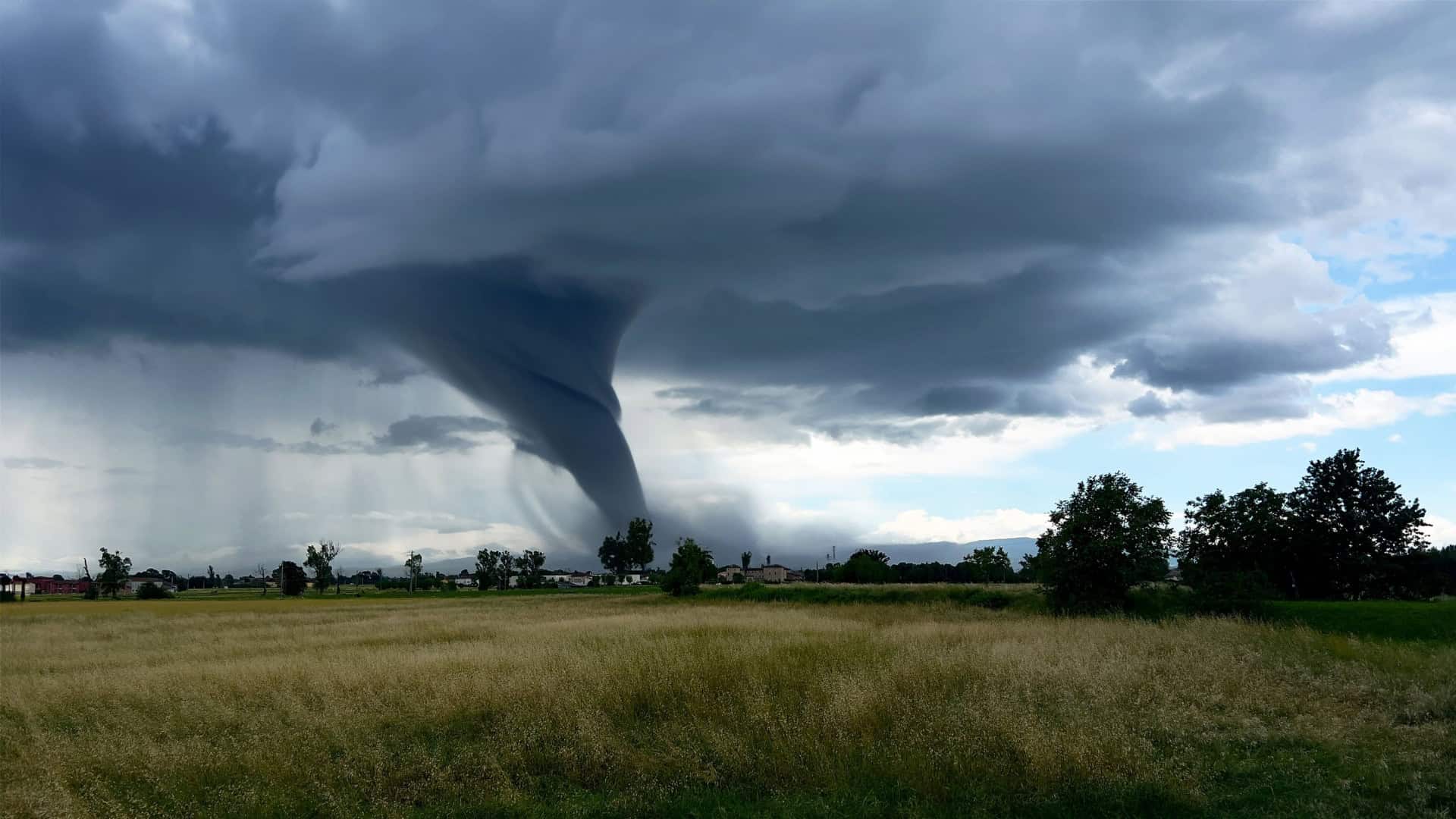 Tornado se formando sobre terras agrícolas