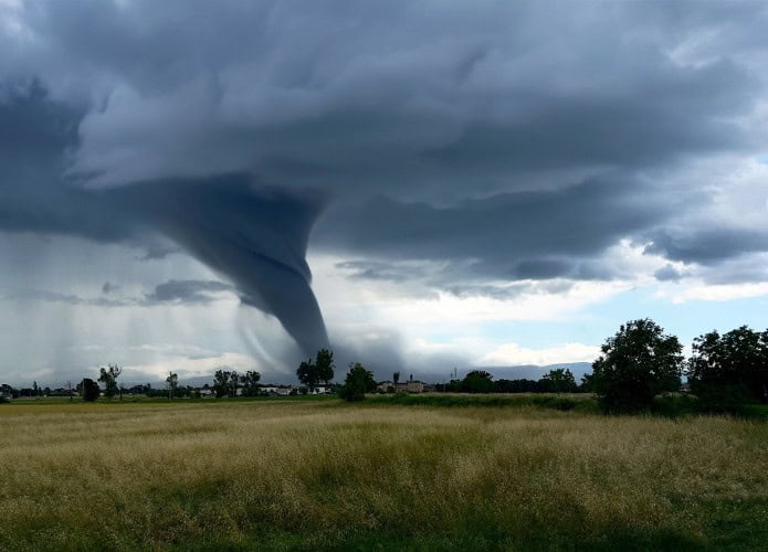 Tornado se formando sobre terras agrícolas