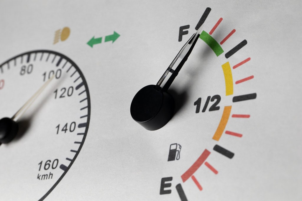 foto de close do painel do carro onde mostra o nivel de gasolina