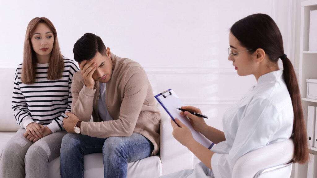 Casal em consulta com especialista em IST na clínica