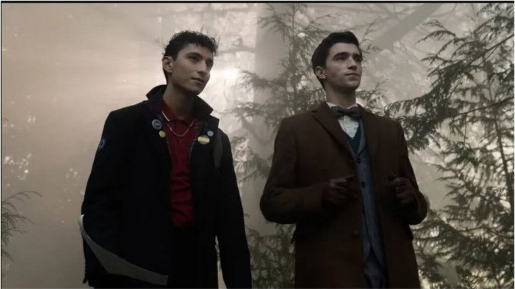 Dois rapazes em uma floresta sombria, imagem de cena de Dead Boy Detectives