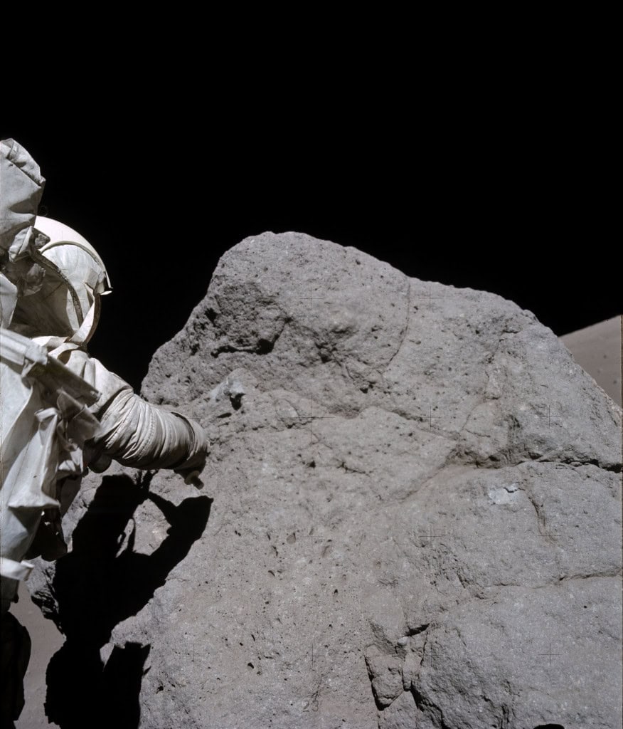 Foto do astronauta Harrison H. Schmitt, da Apollo 17, coletando amostras da rocha na Estação 7, no vale Taurus-Littrow.