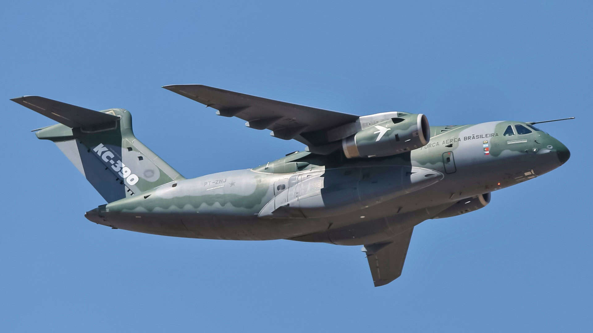 Avião cargueiro militar KC-390 no ar em dia ensolarado e de céu limpo