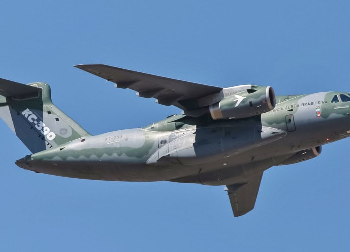 Avião cargueiro militar KC-390 no ar em dia ensolarado e de céu limpo