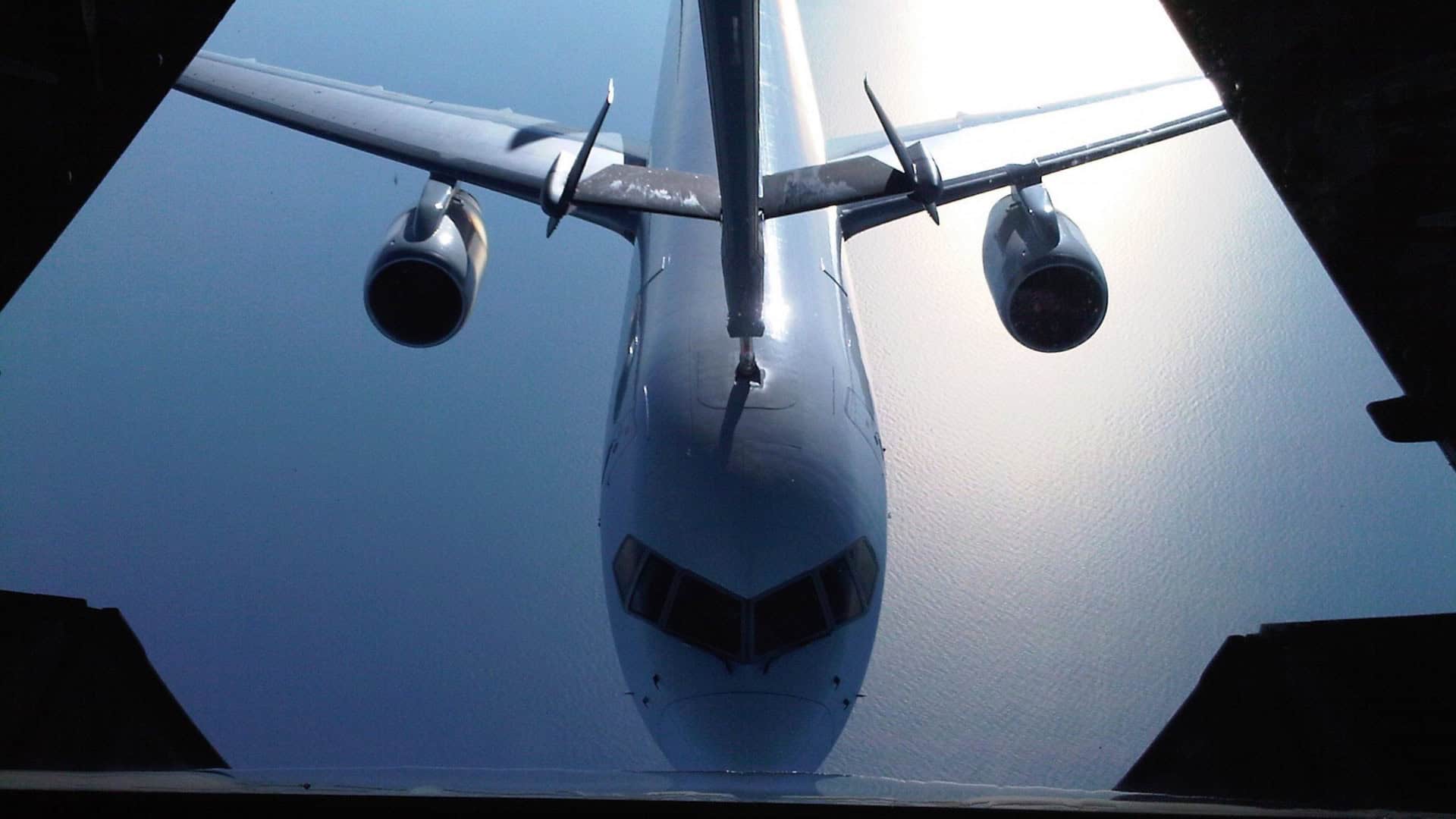 Boeing C-32B da Força Aérea dos Estados Unidos sendo reabastecido no ar