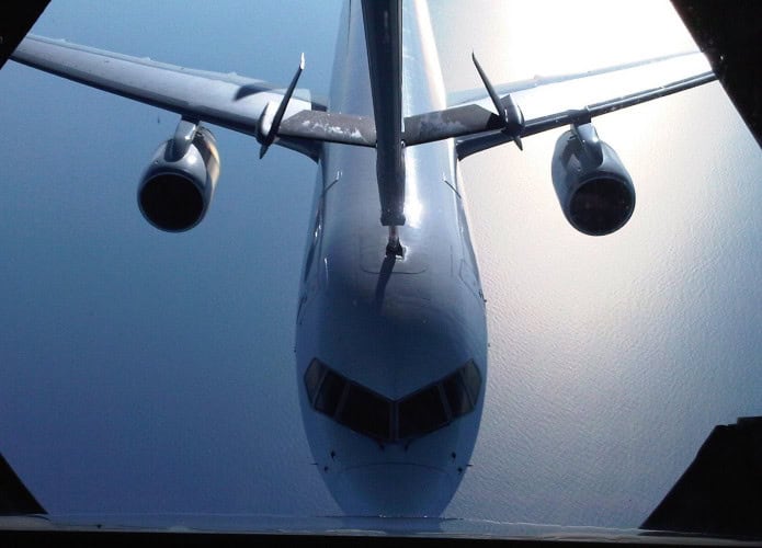 Boeing C-32B da Força Aérea dos Estados Unidos sendo reabastecido no ar